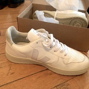 Veja size 9 / 40 sneakers. Only worn twice!